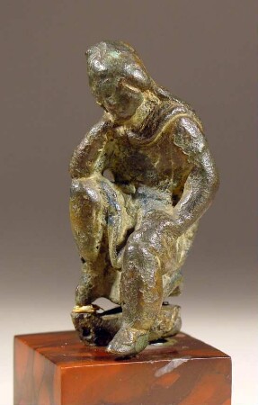 Statuette des Attis als trauernder Jüngling