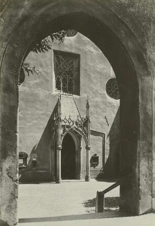 Bozen. Portal des Franziskanerklosters