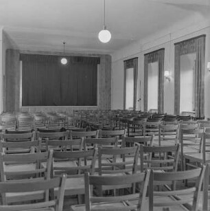 Theater- / Veranstaltungssaal : Oberlausitz. Unbekannter Ort. Gebäude, Ansicht eines Saales mit Bühne