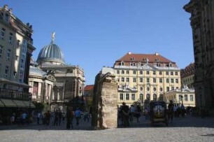 Dresden-Altstadt, An der Frauenkirche. Blick von der Frauenkirche zum Ausstellungsgebäude des ehem. Sächsischen Kunstvereins und zum Coselpalais