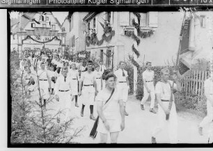 Gauturnfest des Turngaus Hohenzollern in Sigmaringendorf; Turnergruppe beim Umzug