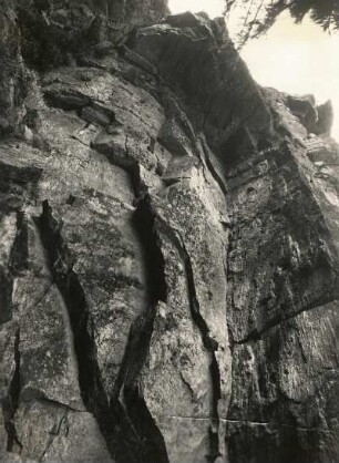 Vogtland. Rehhübel bei Falkenstein. Faltenscharnier im Grauwackenquarzit (Kambrium)