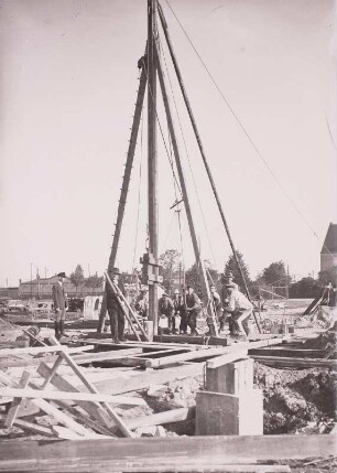 Güstrow. Baustelle Schlachthof (?). Handzugramme mit hölzernem Rammgerüst und Bedienungsmannschaft