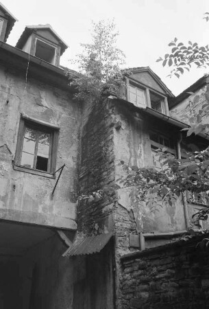 Erneute Diskussion um die Zukunft des einsturzgefährdeten Hauses Brunnenstraße 47 nach Absturz einer der vier Dachgaupen der Vorderfassade