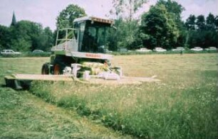Fotografie: Futtererntetechnik, Scheibenmähwerk, Feldhäcksler selbstfahrend, Frontmähwerk