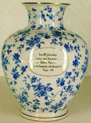 Vase mit blauem Blumendekor