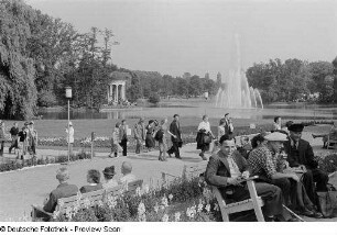 Parkanlage mit Blick auf den Pavillon
