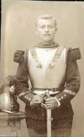 Soldat mit Brustpanzer und Helm
