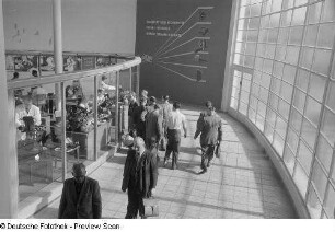 Messebesucher im Pavillon des VEB Karl Zeiss Jena