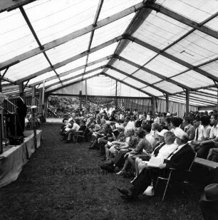 Haus Lichtensee: Propstei Stormarn: evangelisches Zentrum mit Altersheim und Jugendheim: Veranstaltungszelt im Park: Propstei-Gemeindetag: Eröffnungsvortrag: links auf Podium Propst Willi Schwennen: rechts Stuhlreihen mit Teilnehmern