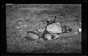 Nicht identifizierbare Gegend in Nordfrankreich oder Belgien: gefallener Soldat auf einem Feld (Nahaufnahme) ("Gefallene")