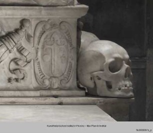 Sarkophag mit Wappen, Girlande, Kreuz des Jakobus - Sarkophag, gesondert umgeben von vier Totenköpfen
