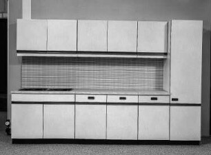Anbauküche : Leipzig. Konsumgütermesse, 1986. Anbauküche. Holz, folienbeschichtet mit zarter Struktur (1986; VEB Thüringer Möbelkombinat Suhl)