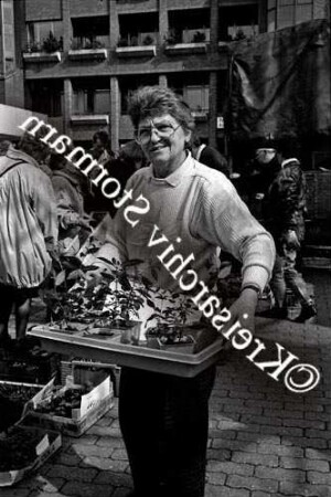 Rathausplatz: Pflanzenflohmarkt für die Viljandi-Hilfe: Elfriede Haupt verkauft Fuchsien