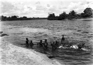 Badende Kinder : Badende Kinder im Río Ekuku.