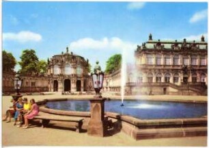Dresden. Zwingerhof mit Wallpavillon, Mädchen auf der Bank