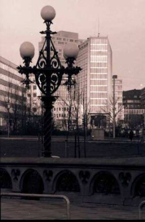 Hamburg: Kandelaber, Hintergrund Axel-Springer-Haus