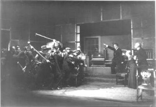 Jagt ihn - ein Mensch. Schauspiel in fünf Aufzügen von E. G. Kolbenheyer. Staatsschauspiel Dresden, Dresdner Erstaufführung 04.09.1932 : Szene in Dr. Wengerts Wohnung mit Maschine: Arbeiter bedrohen Friedrich Lindner als Dr. Wengert, Chemiker der Astag-Werke, Jenny Schaffer als dessen Frau Erna und Bruno Decarli als Graf Werbestorf