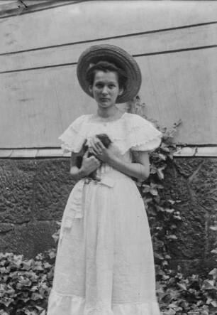 Elfriede Apel : Portrait Elfriede Apel mit Meerschwein, aufgenommen vermutlich in Dresden, Regerstraße 22