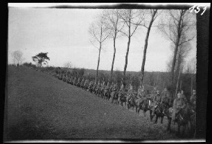 Wallonische Region (Belgien): Reiter mit Lanzen zweireihig auf einem Feldweg ("5./2. Schwere-Reiter-Regiment auf dem Marsch durch Belgien")