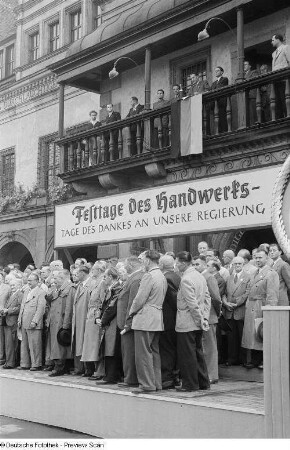 Blick auf die Tribüne vor dem Alten Rathaus