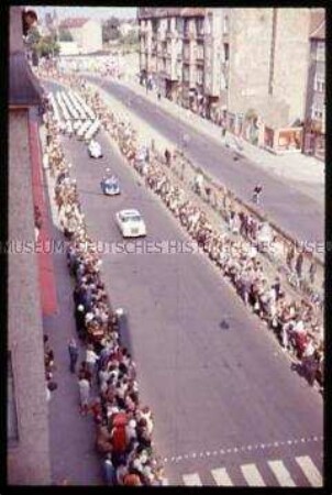 Polizeieskorte und Zuschauer am Straßenrand beim Besuch von John F. Kennedy in Berlin 1963