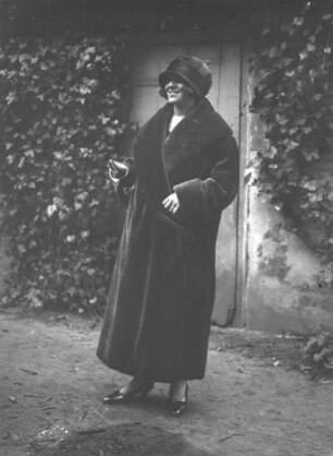 Dame mit Pelzmantel und Topfhut