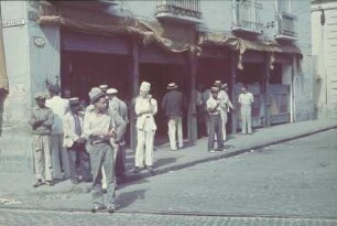Reisefotos Kuba. Havanna, Desamparados. Straßenecke mit wartenden Männern