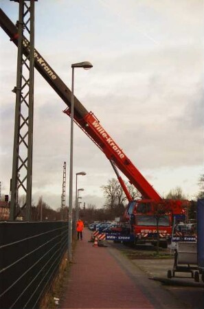 Bahnhof: Kran für Abtransport von Schutt