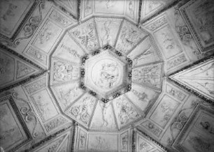 Decke mit mythologischen Darstellungen