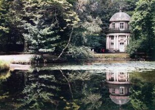 Rundtempel im Englischen Garten. Schloßpark Pillnitz : Englischer Pavillon (1784; Christian Traugott Weinlig, Christian Friedrich Schuricht) im Englischen Garten von Schloßpark Pillnitz. Blick über den Teich