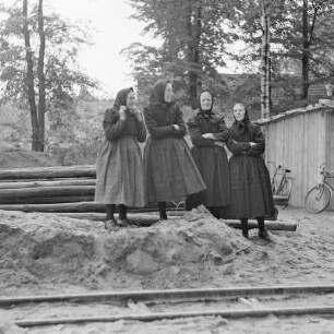 Grundsteinlegung für einen Schule in Briesen. Frauen in Spreewälder Alltagstracht. : Połoženje zakładneho kamjenja za šulu w Brjazynje. Žony w Błótowskej wšědnej drasće.