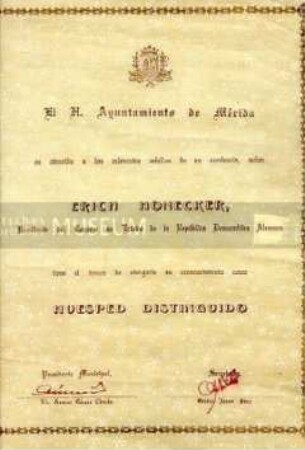 Ehrenbürgerurkunde der Stadt Merida in Mexico für Erich Honecker, versehen mit handschriftlichem Signum Honeckers