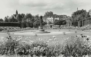 Marburg, Schülerpark : Marburg. Schülerpark mit Kriegnageldenkmal. Blick gegen das Schloss
