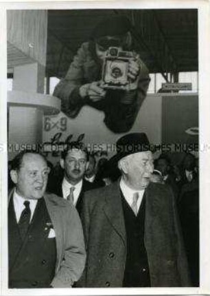 Bundespräsident Heuss auf der Kölner "Photokina"