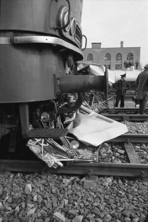 Eisenbahnunglück mit Todesfolge für fünf Personen in einem PKW am Bahnübergang Zeppelinstraße beim Bahnhof Karlsruhe-West