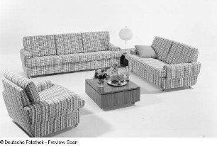 Couchtisch : Sitzgruppe (1972; Polstermöbelkombinat Oelsa-Rabenau (PMK)) und Couchtisch
