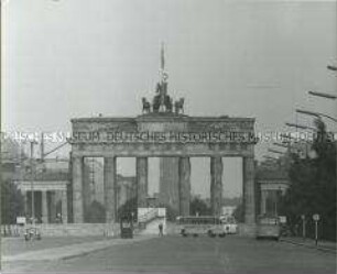 Blick durch die Säulen des Brandenburger Tores in Richtung Osten mit Rotem Rathaus