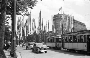 Berlin: Fahnen am Knie