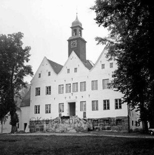 Kloster Nütschau: Herrenhaus: Restaurierung der Nordfront: vor Fertigstellung der Außentreppe: davor Sandhaufen: vorn Rasenfläche: rechts und links Bäume
