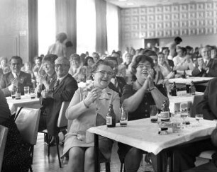 VEB Maschinen- und Apparatebau Grimma (MAG) Fest : Maschinen- und Apparatebau Grimma (MAG). Betriebsfest in der Betriebskantine. Ausgelassene Stimmung bei Vita Cola.