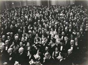 Das Publikum während eines Konzertes des Sängers Benjamino Gigli im Concertgebouw in Amsterdam