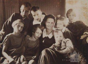 Mutter mit sieben Kindern