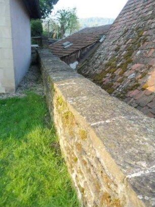 Kirchhof im Westen mit Kirchhofmauer im Verlauf