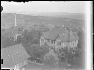 Krankengebäude F6 (rechts), dahinter Küchengebäude und Kesselhaus mit Schornstein