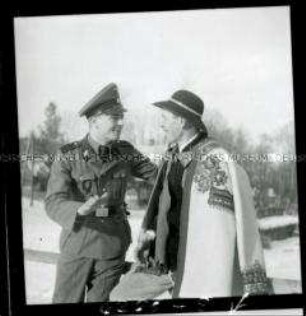 Ein Gorale im Gespräch mit einem Mitglied der Waffen-SS in Zakopane