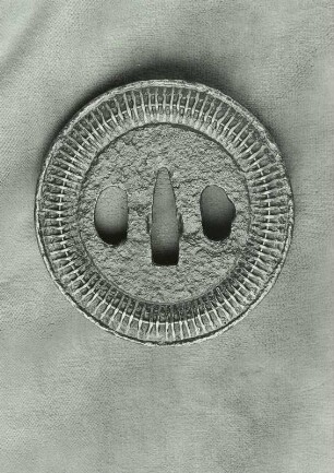 Tsuba (Handschutz an der Klinge) mit Tausendfüßlermotiv