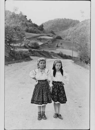 Zwei Mädchen auf einer Straße