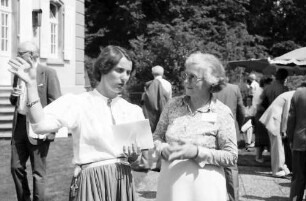 32. Tagung 1982 Physiker; Mainau: Gräfin Sonja Bernadotte mit Frau Nagel