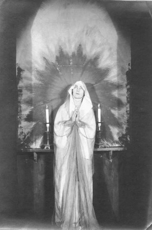 Lucifer. Drama von Eduard Stucken. Staatsschauspiel Dresden, Uraufführung 29.1.1925 : Marion Regler als Dahüt